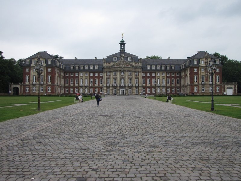 Schloss Munster.jpg - Het paleis of slot van Münster.  Gebouwd als residentie voor Fürstbischof Maximilian Friedrich von Königsegg-Rothenfels die echter overleed voor het slot gereed was. Zijn opvolger verbleef liever in Bonn en zo is het slot nooit gebruikt voor het doel waarvoor het gebouwd werd. Na de 2e wereldoorlog is het in gebruik genomen door de universiteit van Münster.
